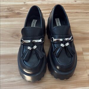 Steve Madden Black Flats Sleek and Stylish